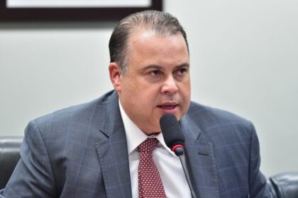 Comissão aprova obrigatoriedade de autorização judicial para menor atuar como influenciador digital
