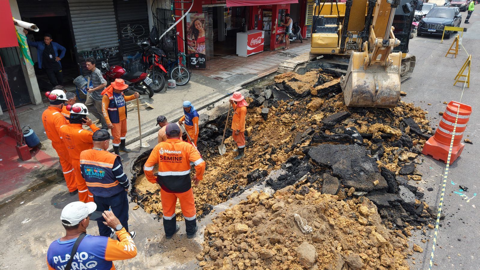 Prefeitura-de-Manaus-mobiliza-equipes-em-obra-emergencial-para-recuperar-galeria-na-avenida-Dom-Pedro-2